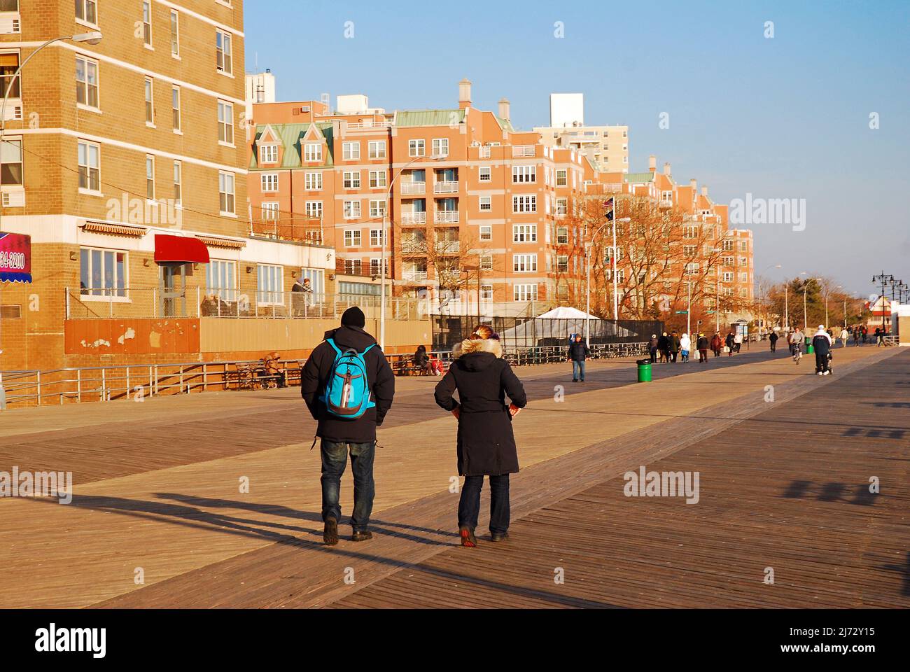 Un couple adulte marche le long de la promenade dans le quartier de Brighton Beach à Brooklyn en hiver Banque D'Images