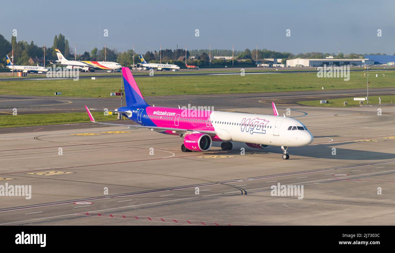 Une photo d'un avion de taxi Wizz Air à l'aéroport de Charleroi. Banque D'Images