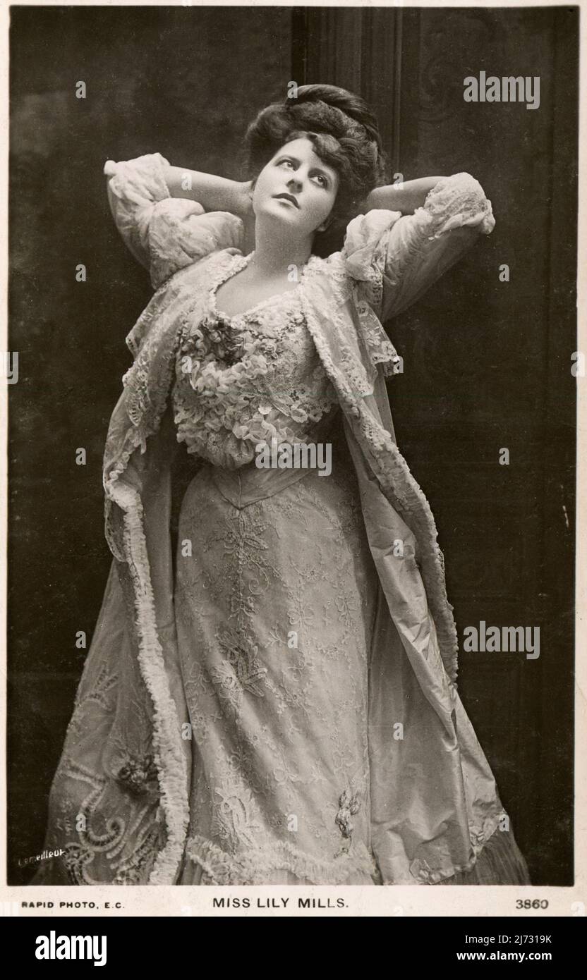 Carte postale édouardienne décorée d'une photo de l'actrice anglaise Miss Lily Mills. Datant d'environ 1910. Banque D'Images