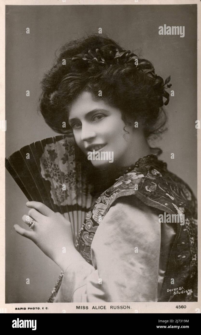Carte postale édouardienne décorée d'une image photographique de Miss Alice Russon, actrice, chanteuse et danseuse irlandaise dans des comédies musicales et dans des films silencieux. Datant d'environ 1910. Banque D'Images