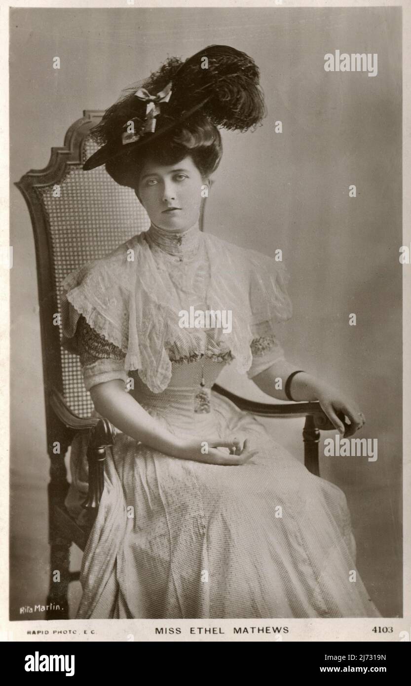 Carte postale édouardienne décorée d'une photo de l'actrice anglaise Miss Ethel Matthews (1869-1957). Datant d'environ 1905. Banque D'Images