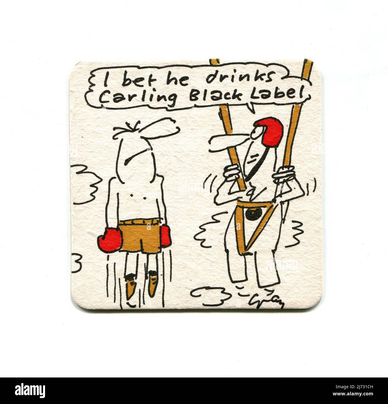 Un tapis de bière vintage Carling Black Label produit comme un article promotionnel pour la campagne publicitaire populaire “I Be He Drinks Carling Black Label” 1980s. Le tapis est décoré d'une image comique avec un boxeur ayant été frappé si dur qu'il vole dans le ciel et passe un parachutiste. Banque D'Images