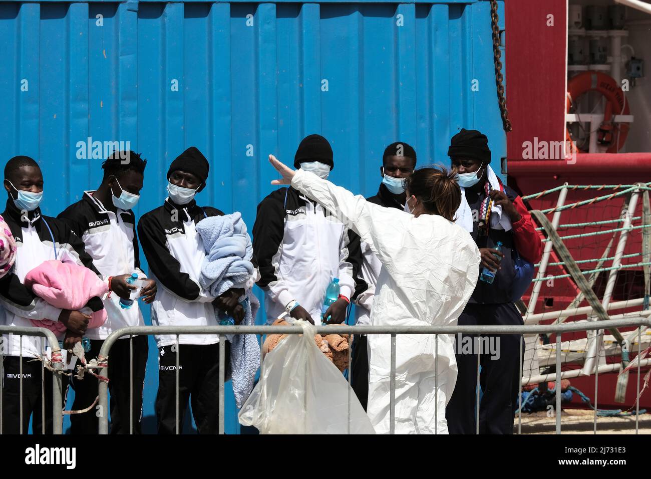 Pozzallo, Sicile, province de Ragusa, Italie, Mai 5 2022, Ocean viking avec 294 migrants est arrivé au porto de Pozzallo le 2022. Le navire français des ONG de Sos Méditerranée avec des migrants secourus ces derniers jours alors qu'ils essayaient de traverser la Méditerranée pour atteindre les côtes de la Sicile. Banque D'Images