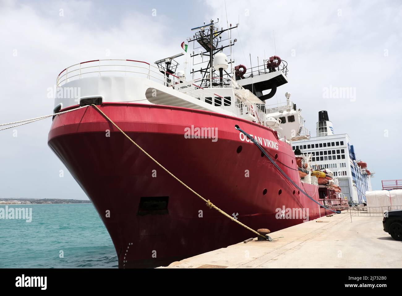 Le 5 mai, Ocean viking avec 294 migrants est arrivé au porto de Pozzallo le 2022. Le navire français des ONG de Sos Méditerranée avec des migrants secourus ces derniers jours alors qu'ils essayaient de traverser la Méditerranée pour atteindre les côtes de la Sicile. Banque D'Images