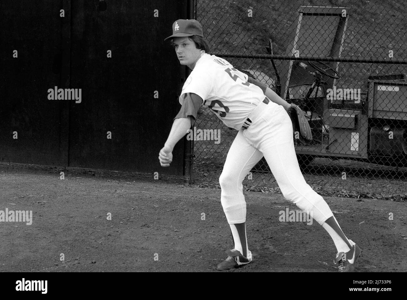 Le pichet de Dodger Steve Howe s'échauffe dans le bullpen lors d'un match d'exposition avec l'équipe de baseball de l'UCLA Bruins College pour honorer la cérémonie de nomination du Jackie Robinson Stadium à Westwood, CA, le 1981 février. Banque D'Images