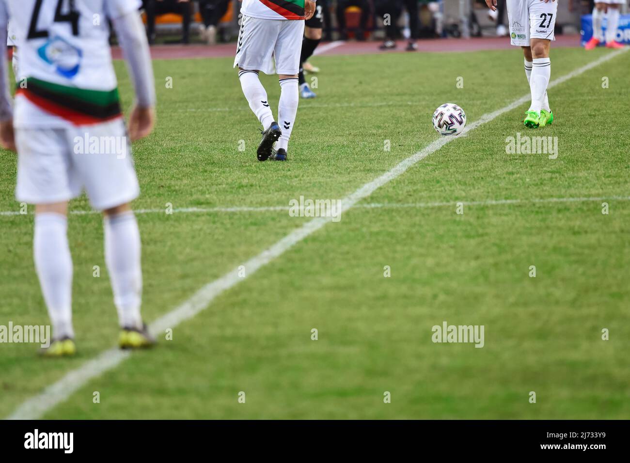 GLOGOW, POLOGNE - 7 MARS 2020: Match de football polonais Fortuna 1. Ligue entre Chrobry Glogow vs GKS Tychy 5:1. Balle au milieu du terrain Banque D'Images