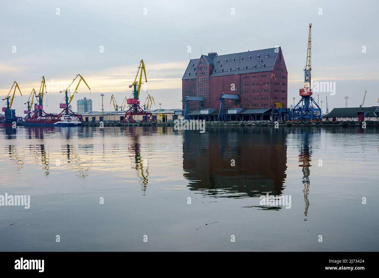 Mer Baltique, Europe de l'est, Russie, Kaliningrad, 21 décembre 2019. Machines et équipements dans le port maritime. Port maritime commercial. Banque D'Images