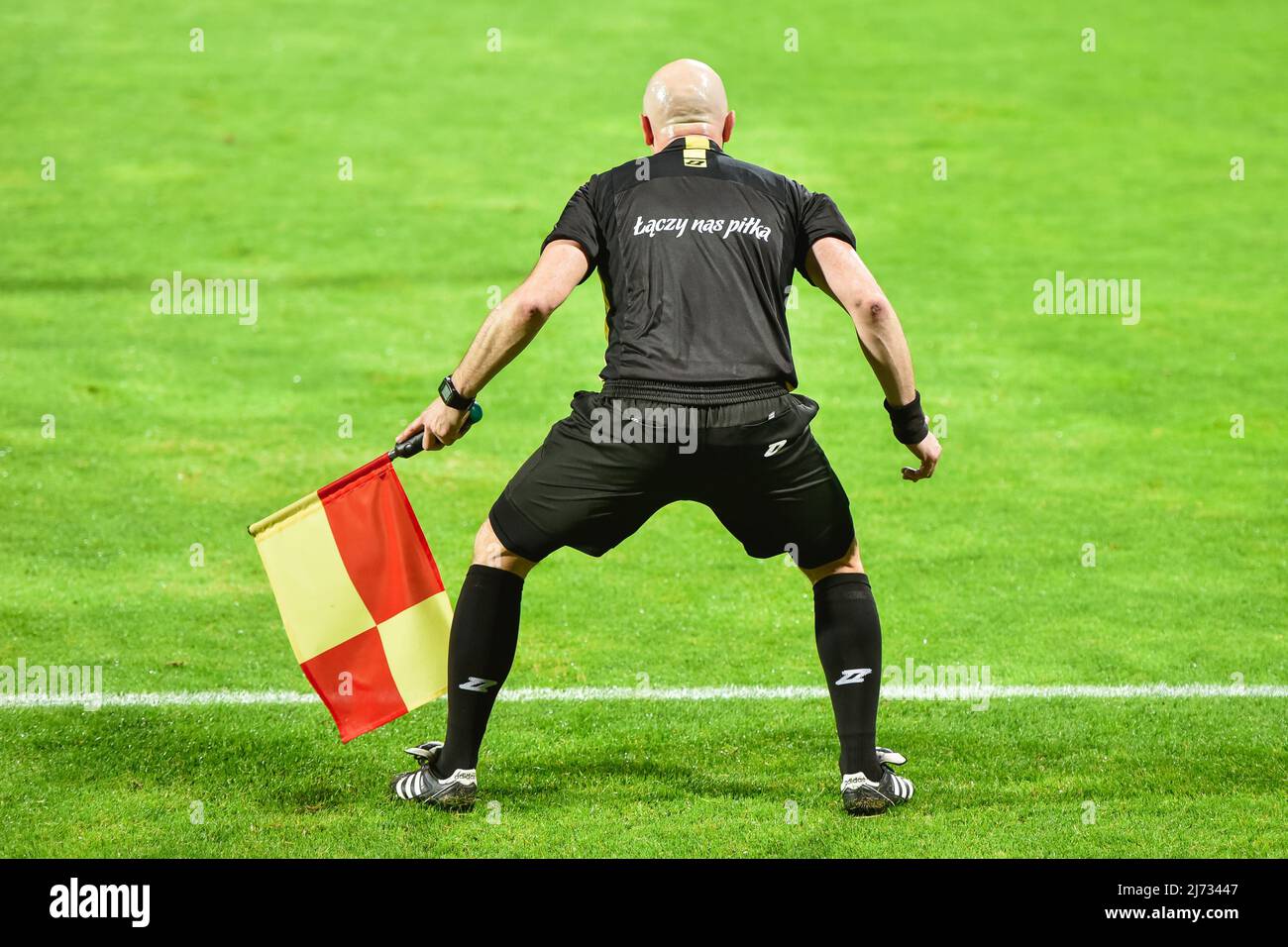 LEGNICA, POLOGNE - 2 JUIN 2020: Match de football polonais Fortuna 1. Ligue entre Miedz Legnica vs PGE FKS Stal Mielec 1:2. En action, appuyez sur la ligne de référence Banque D'Images