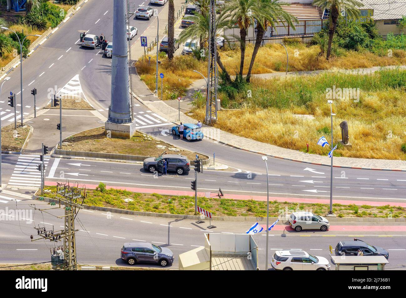 Haifa, Israël - 04 mai 2022 : scène routière avec des personnes debout encore près de leur voiture pour le son de la sirène, le jour national annuel du souvenir (guerre a Banque D'Images