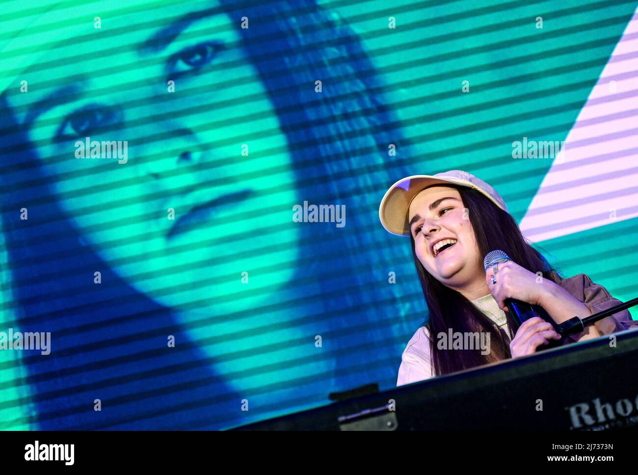 05 mai 2022, Berlin: La chanteuse Luna chante au Bunte New faces Award Music 2022. Photo: Britta Pedersen/dpa Banque D'Images