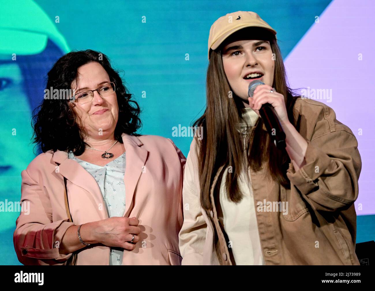 05 mai 2022, Berlin: La chanteuse Luna et sa mère au Bunte New faces Award Music 2022. Photo: Britta Pedersen/dpa Banque D'Images