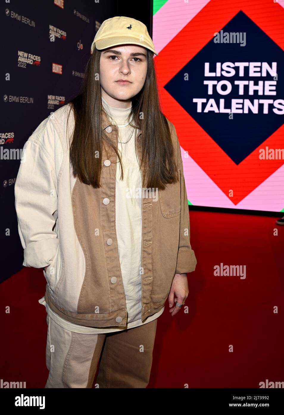 05 mai 2022, Berlin: La chanteuse Luna vient au Bunte New faces Award Music 2022. Photo: Britta Pedersen/dpa Banque D'Images