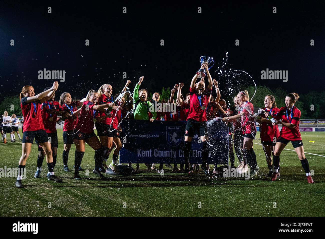 Maidstone, Angleterre, 05/05/2022, Gillingham célèbre la victoire de la coupe lors du match de finale de la coupe Kent Womens entre Gillingham et Dartford au stade Gallagher de Maidstone, en Angleterre. Sam Mallia/SPP Banque D'Images