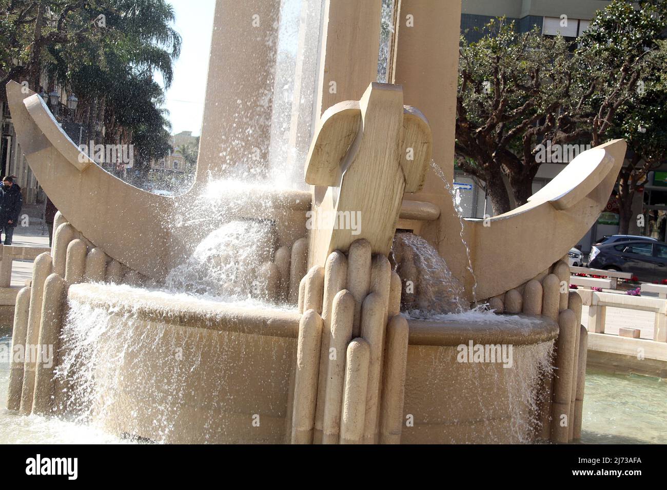 Brindisi, Italie. Fontana delle Ancore (la fontaine des Anchors) sur la Piazza Cairoli, symbole maritime avec quatre ancres représentant une rose éolienne. Banque D'Images