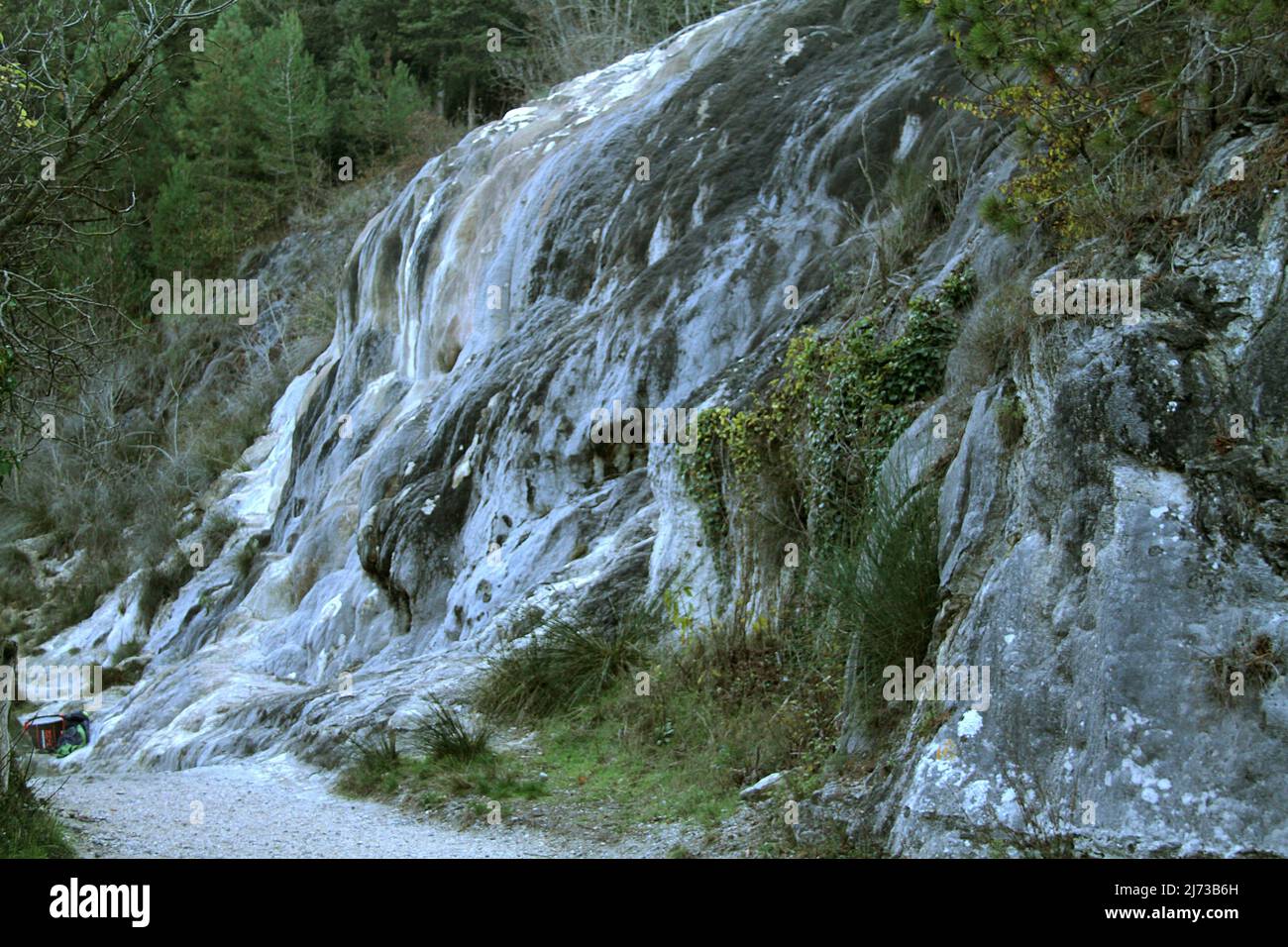 Bagni San Filippo, Toscane, Italie. Grand bloc de calcaire par le célèbre ruisseau d'eau chaude, formé par des dépôts de carbonate de calcium d'une cascade. Banque D'Images