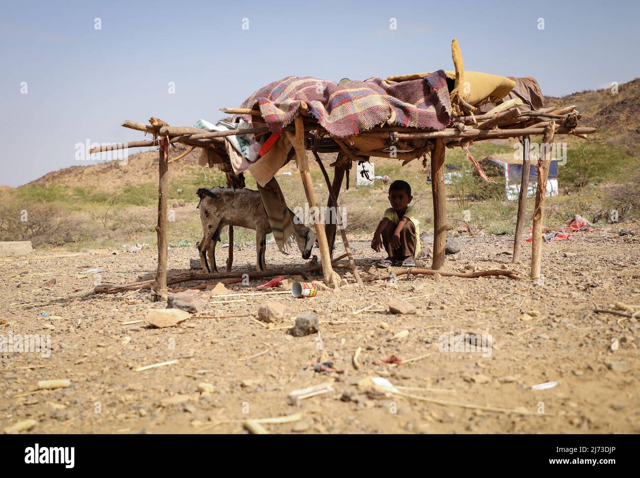 Taiz Yémen - 18 février 2022 : Un enfant triste dans un camp pour personnes déplacées en raison de la guerre en cours dans la ville de Taiz, Yémen Banque D'Images