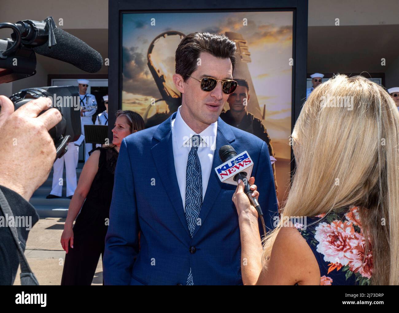 San Diego, États-Unis. 04 mai 2022. Le réalisateur Joe Kosinski, au centre, est interviewé sur le tapis rouge lors de la première de film de Top Gun: Maverick, à la base aérienne navale de North Island, le 4 mai 2022 à San Diego, Californie, Top Gun: Maverick, est la suite de la superproduction de 1986, Top Gun, et sera publié dans le monde entier le 27 mai. Crédit : MC2 Keenan Daniels/US Navy/Alay Live News Banque D'Images