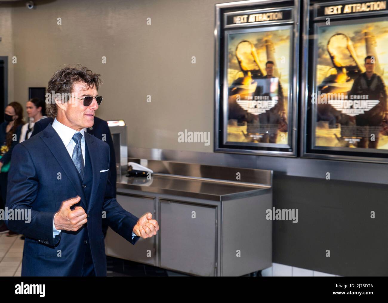 San Diego, États-Unis. 04 mai 2022. L'acteur américain Tom Cruise entre dans le théâtre pour la première de film de Top Gun: Maverick, à la Naval Air Station North Island, le 4 mai 2022 à San Diego, Californie, Top Gun: Maverick, est la suite du blockbuster de 1986, Top Gun et sera sorti dans le monde entier le 27 mai. Crédit : MC2 Keenan Daniels/US Navy/Alay Live News Banque D'Images