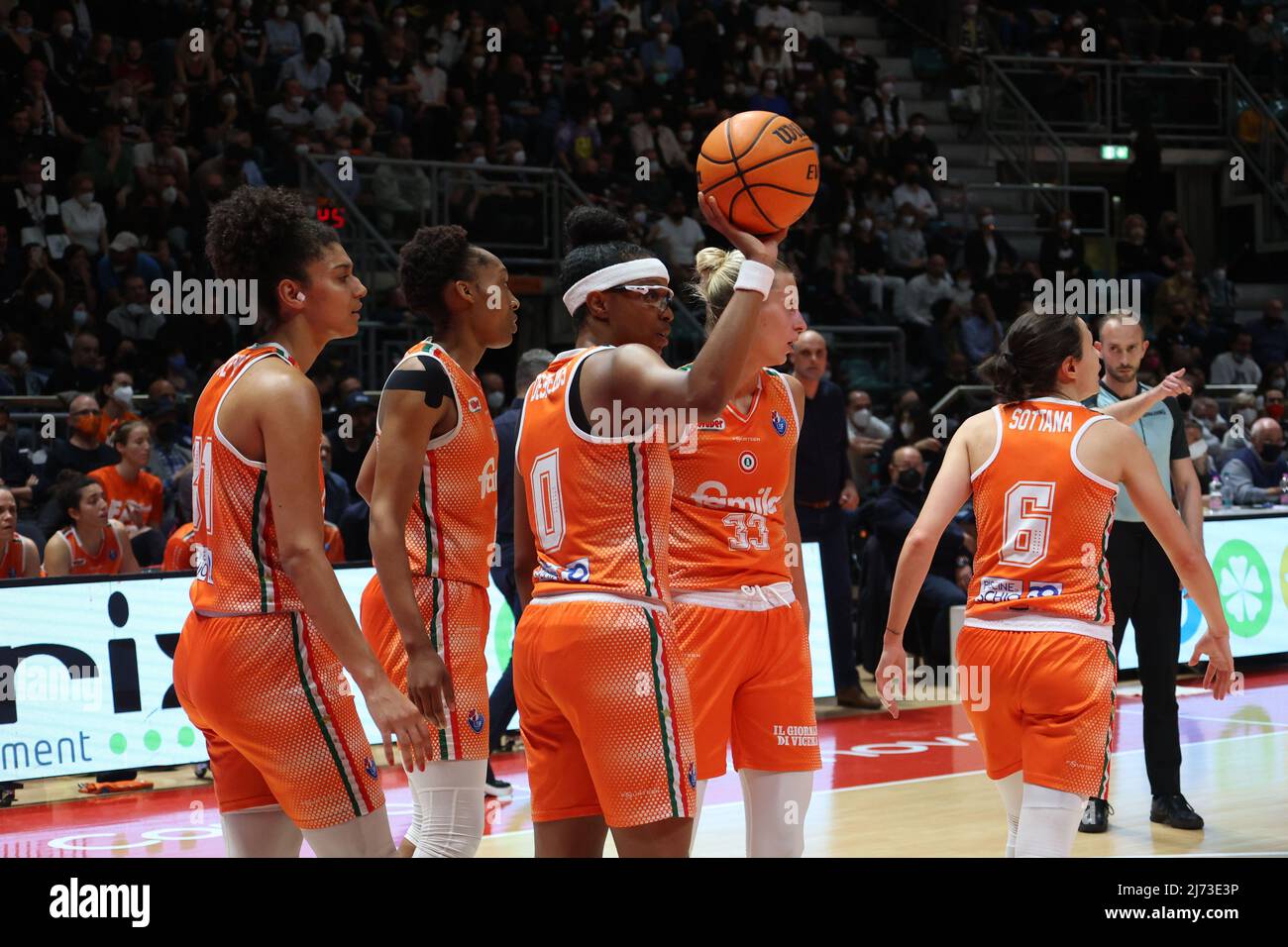 5 mai 2022, Bologne, Italie: Famila Schio basket équipe pendant le match 4  final du championnat italien de basket-ball féminin de la série A1 jeu  Virtus Segafredo Bologna vs. Famila Schio au