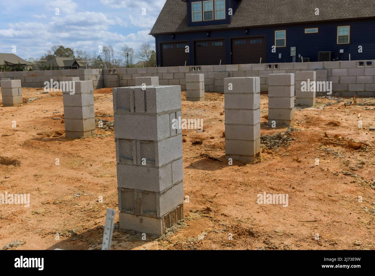 La fondation d'un mur brut de maison sans plâtre avec béton en maçonnerie brickpond Banque D'Images
