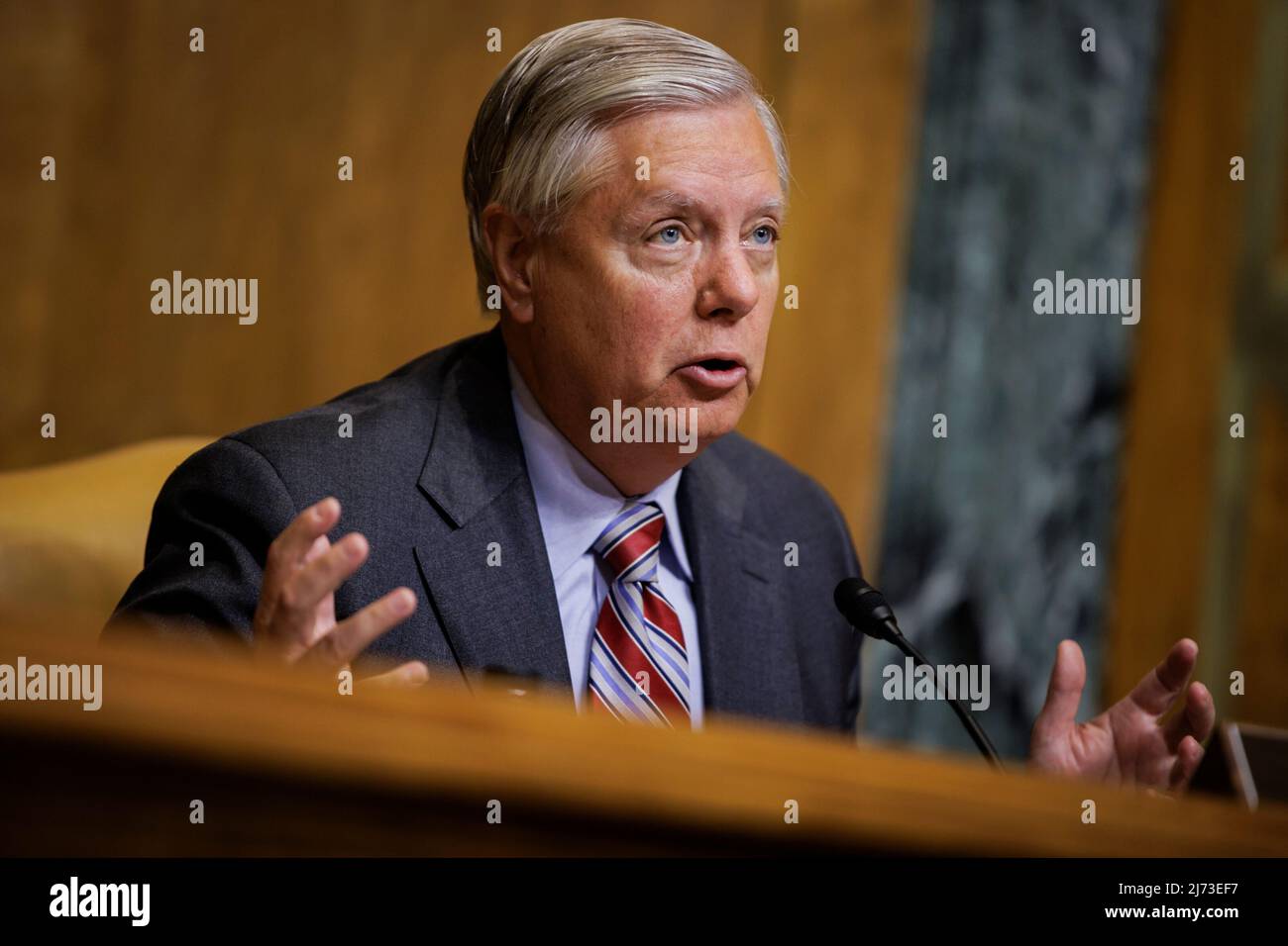 Le sénateur Lindsey Graham (R-SC), membre du comité de classement, parle lors d'une audience du Comité sénatorial sur le budget pour savoir si les dollars des contribuables devraient aller aux entreprises qui violent les lois du travail dans l'édifice Dirksen du bureau du Sénat à Capitol Hill, à Washington, DC, le 5 mai 2022. Crédit: Samuel Corum / CNP Banque D'Images