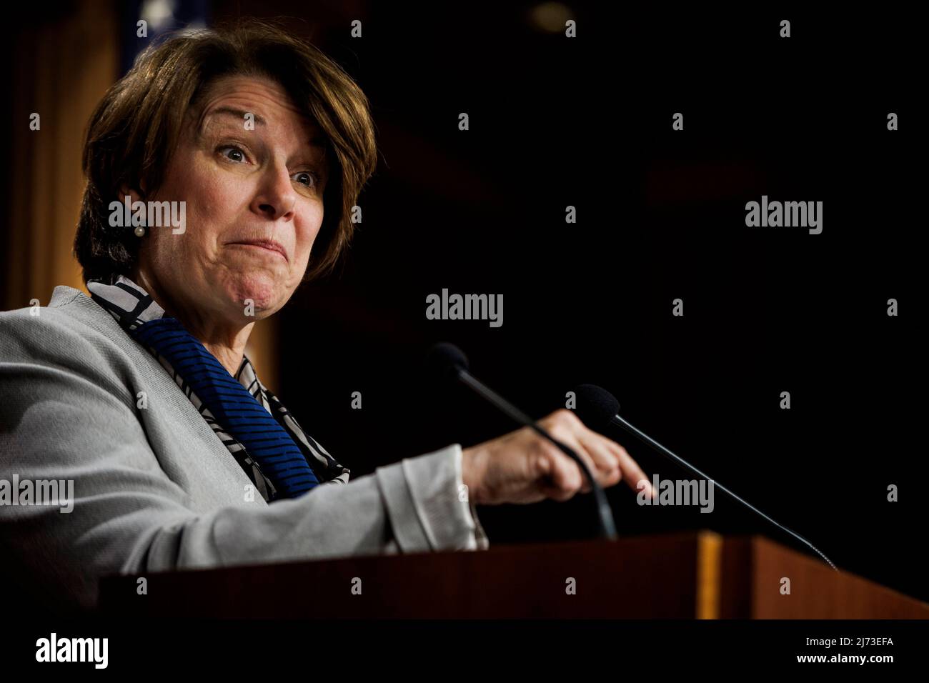 La sénatrice Amy Klobuchar (D-MN) parle aux côtés des femmes sénateurs démocrates lors d'une conférence de presse sur le vote suivant weekâs pour codifier Roe c. Wade dans le droit national au bâtiment du Capitole des États-Unis à Washington, DC, le 5 mai 2022. Crédit: Samuel Corum / CNP Banque D'Images