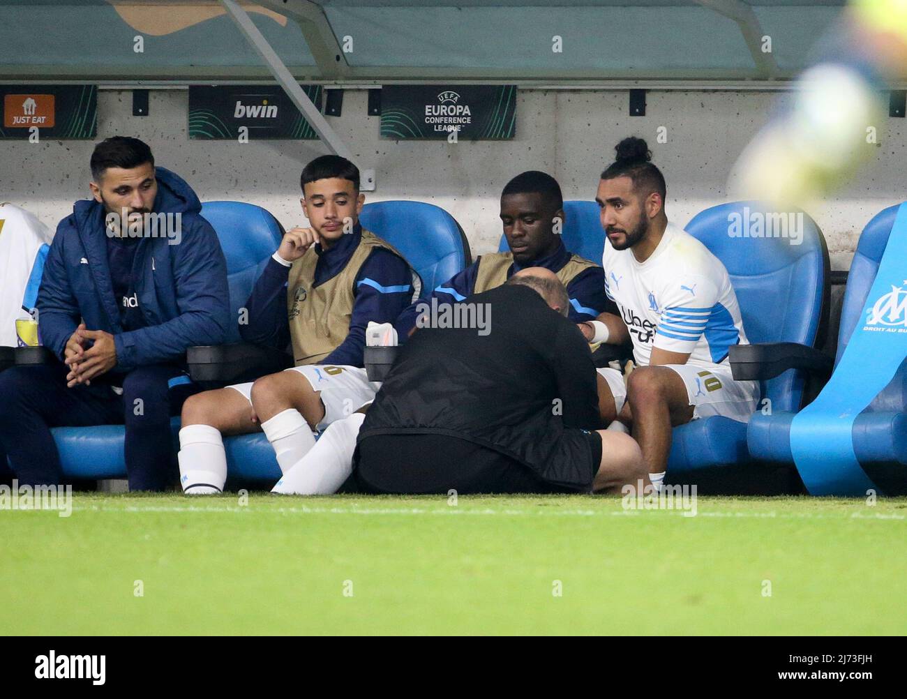 Blessé au cours de la première moitié, Dimitri Payet de Marseille doit quitter le terrain lors de la demi-finale de football de deuxième jambe de l'UEFA Europa Conference League entre l'Olympique de Marseille (OM) et Feyenoord Rotterdam le 5 mai 2022 au Stade vélodrome de Marseille, France - photo Jean Catuffe / DPPI Banque D'Images