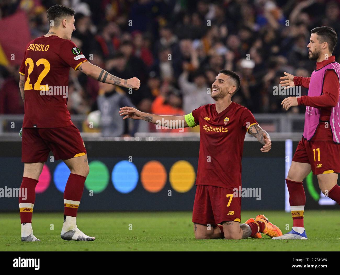 (220506) -- ROME, le 6 mai 2022 (Xinhua) -- Nicolo Zaniolo (L) et Lorenzo Pellegrini (C) célèbrent le curriculiste après la demi-finale du deuxième match de football de la Ligue des conférences Europa de l'UEFA entre Roma d'Italie et Leicester City of England à Rome, en Italie, le 5 mai 2022. (Photo d'Augusto Casasoli/Xinhua) Banque D'Images