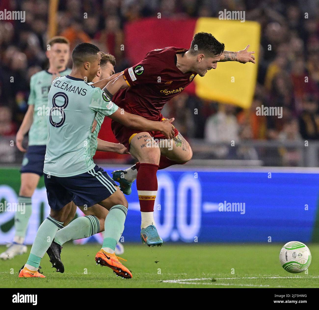 (220506) -- ROME, 6 mai 2022 (Xinhua) -- Nicolo Zaniolo (R) de Roma vies avec Youri Tielemans de Leicester City lors de la semi-finale de l'UEFA Europa Conference League football de deuxième jambe entre Roma d'Italie et Leicester City of England à Rome, Italie, le 5 mai 2022. (Photo d'Augusto Casasoli/Xinhua) Banque D'Images