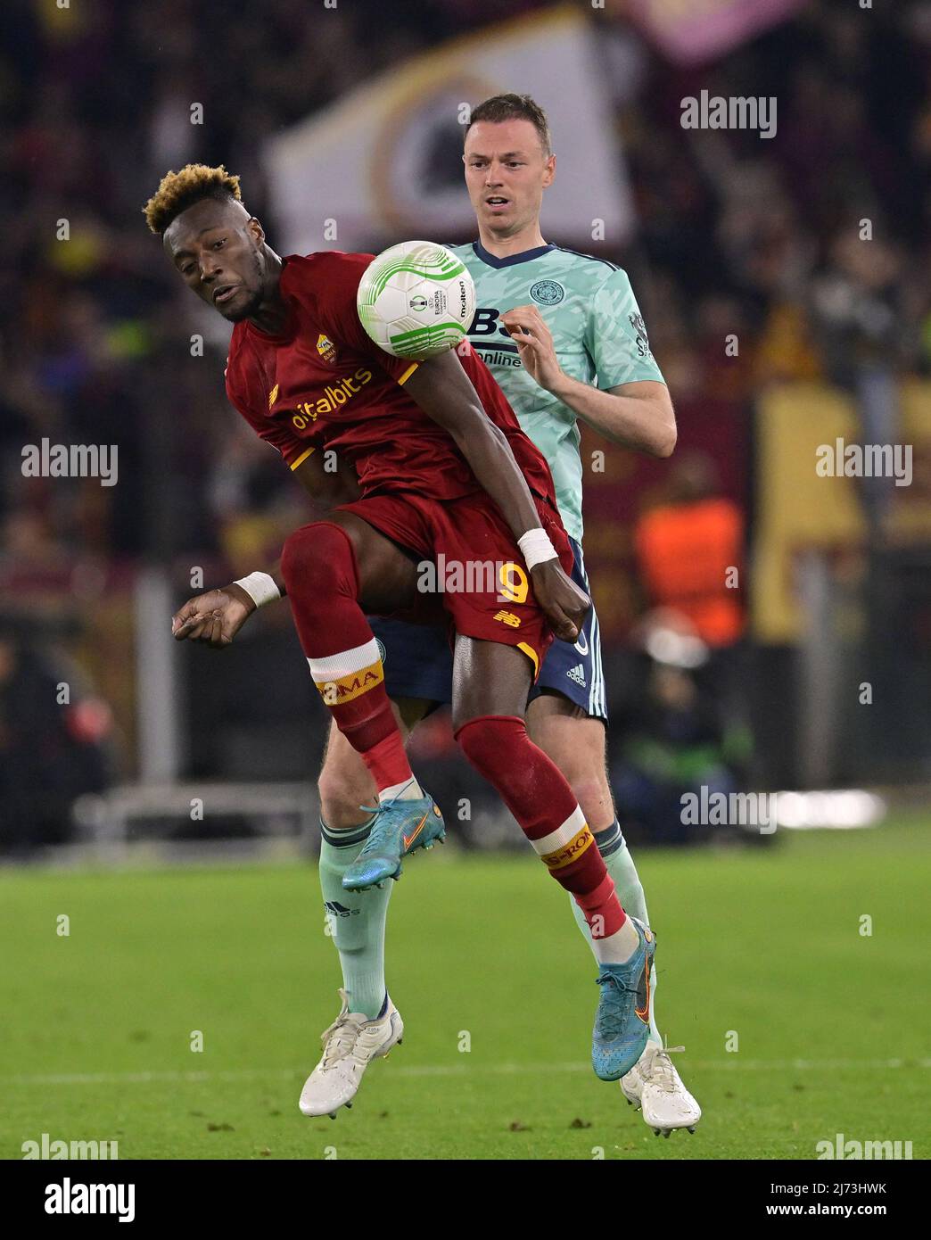 (220506) -- ROME, le 6 mai 2022 (Xinhua) -- Tammy Abraham (devant) de Roma vies avec Jonny Evans de Leicester City lors de la demi-finale de l'UEFA Europa Conference League football de deuxième jambe entre Roma of Italy et Leicester City of England à Rome, Italie, le 5 mai 2022. (Photo d'Augusto Casasoli/Xinhua) Banque D'Images