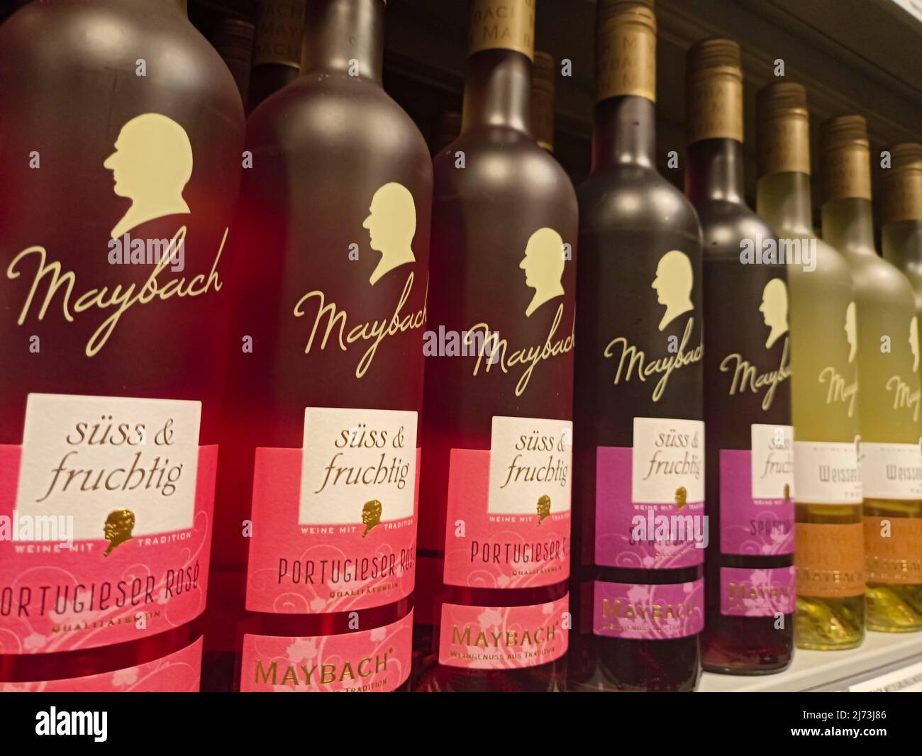 Bouteilles de vin de rose portugais de Maybach sucré et fruité au supermarché Rewe Banque D'Images