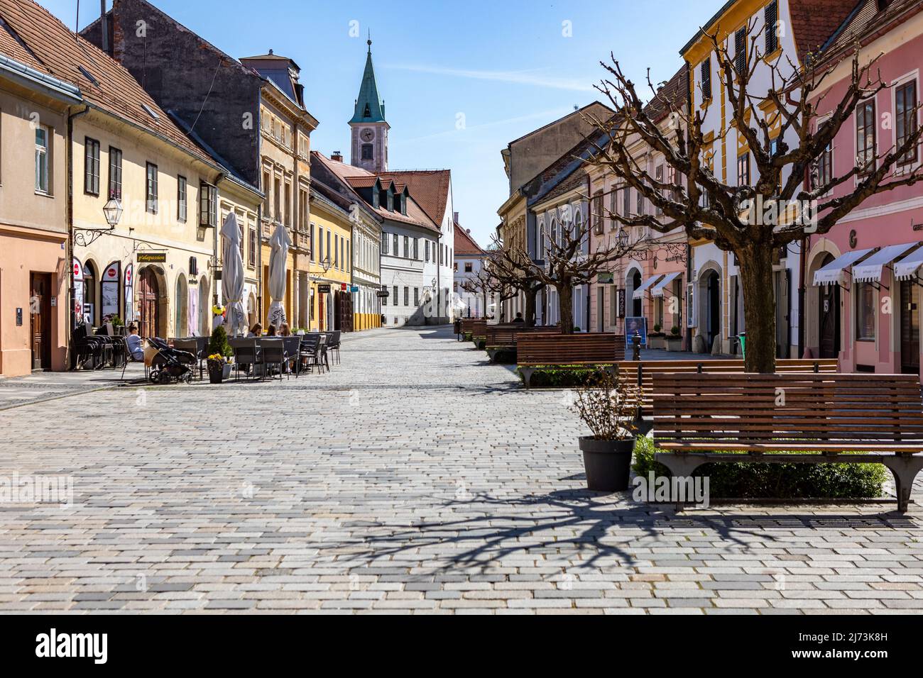 Varazdin, Croatie – avril 2022. Les rues pittoresques de la vieille ville baroque avec des détails touristiques intéressants en Europe centrale à la belle journée Banque D'Images