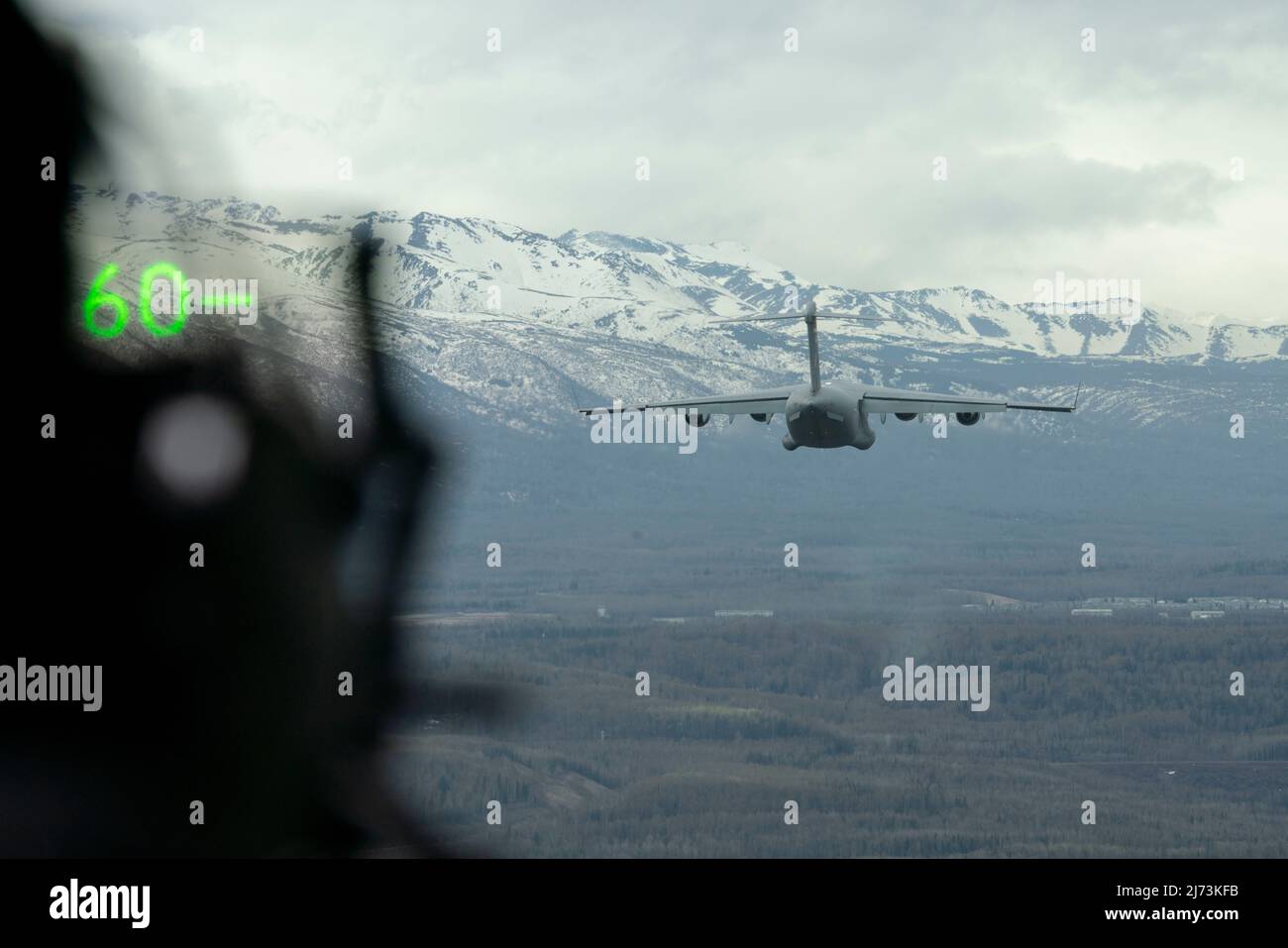 Un C-17 Globemaster III de la Force aérienne des États-Unis affecté à l'escadron de transport aérien 517th simule la chute de cargaison pendant LE DRAPEAU ROUGE Alaska 22-1 à la base interarmées Elmendorf-Richardson, Alaska, le 3 mai 2022. RF-A est conçu pour fournir une formation réaliste dans un environnement de combat simulé. (É.-U. Photo de la Force aérienne par Airman classe 1st Shalimar Rivera Rosado) Banque D'Images