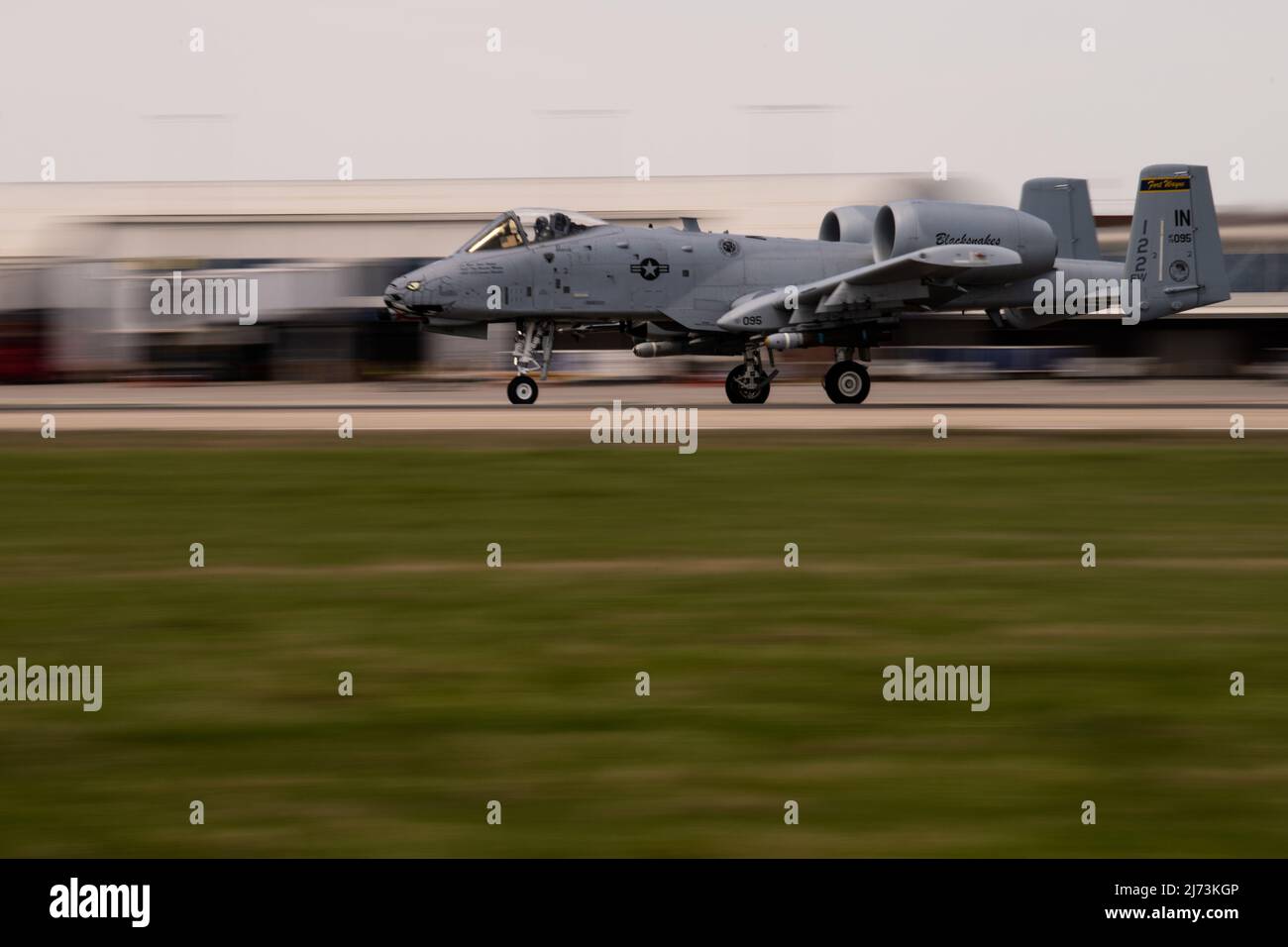 Michael D. Stohler, commandant de la 122nd Fighter Wing, pilote de la US Air Force, accélère la piste dans un avion Thunderbolt II A-10C lors de son dernier vol le 23 avril 2022, à la base de la Garde nationale aérienne de l'Indiana, fort Wayne (Indiana). Stohler a pris son avion fini-Flight après 37 ans de service militaire, dont 32 ans de pilotage du F-16 Fighting Falcon et De L'A-10C Thunderbolt II avec plus de 4 100 heures. (É.-U. Photo de la Garde nationale aérienne par le Sgt. William Hopper) Banque D'Images