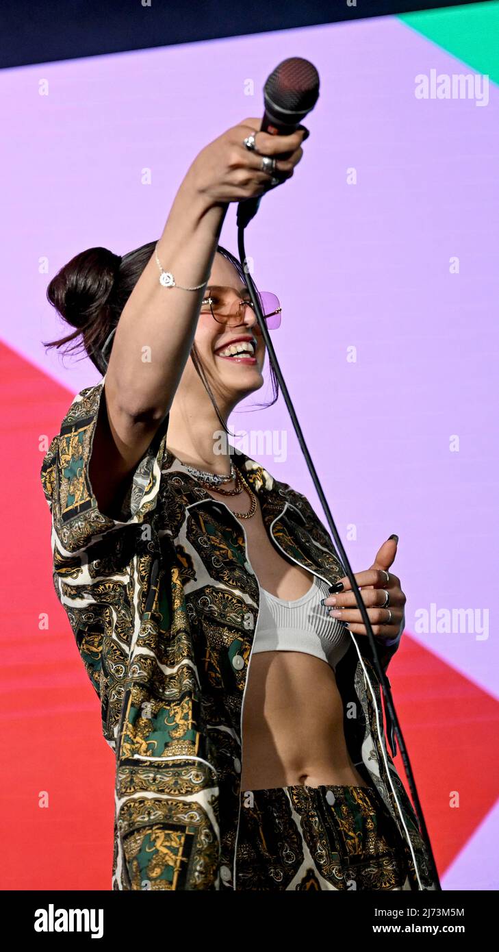 05 mai 2022, Berlin: La chanteuse Nina Chuba chante au Bunte New faces Award Music 2022. Photo: Britta Pedersen/dpa Banque D'Images