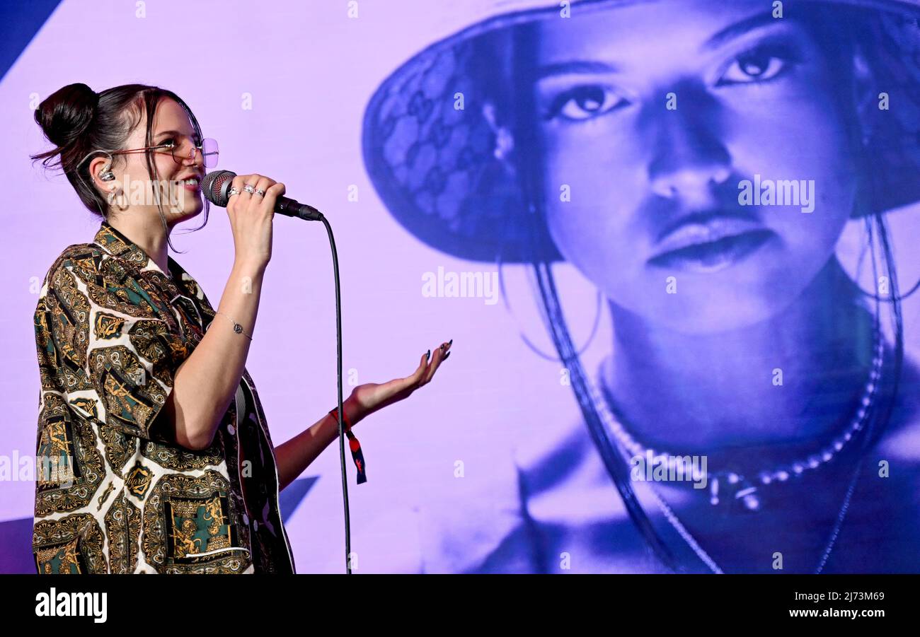 05 mai 2022, Berlin: La chanteuse Nina Chuba chante au Bunte New faces Award Music 2022. Photo: Britta Pedersen/dpa Banque D'Images