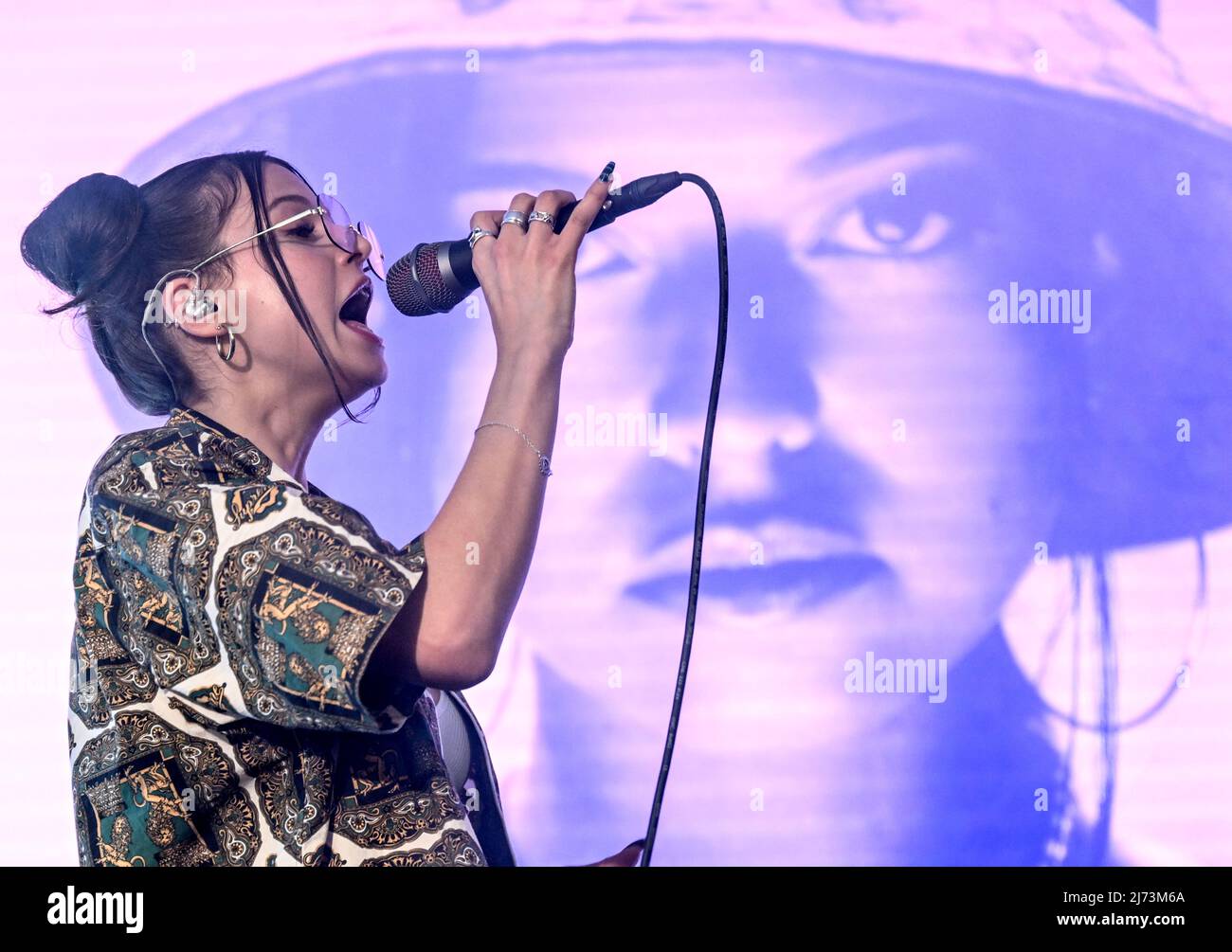 05 mai 2022, Berlin: La chanteuse Nina Chuba chante au Bunte New faces Award Music 2022. Photo: Britta Pedersen/dpa Banque D'Images