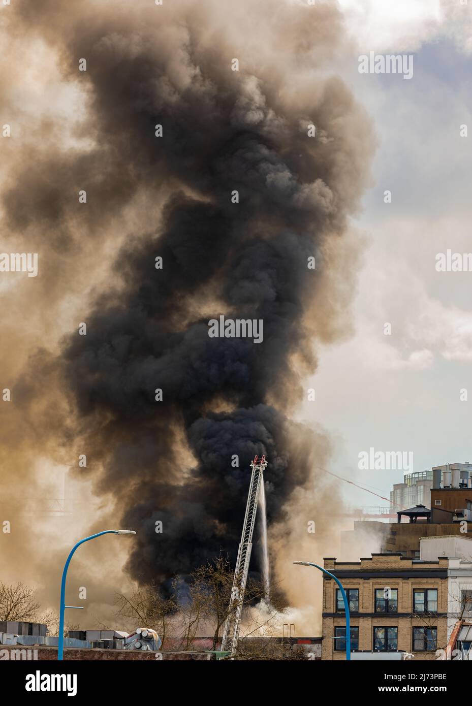 Images de fumée d'un incendie dans la ville. Un incendie majeur, les effets du feu. La fumée du feu au-dessus de la ville. Photo de rue, mise au point sélective, personne Banque D'Images