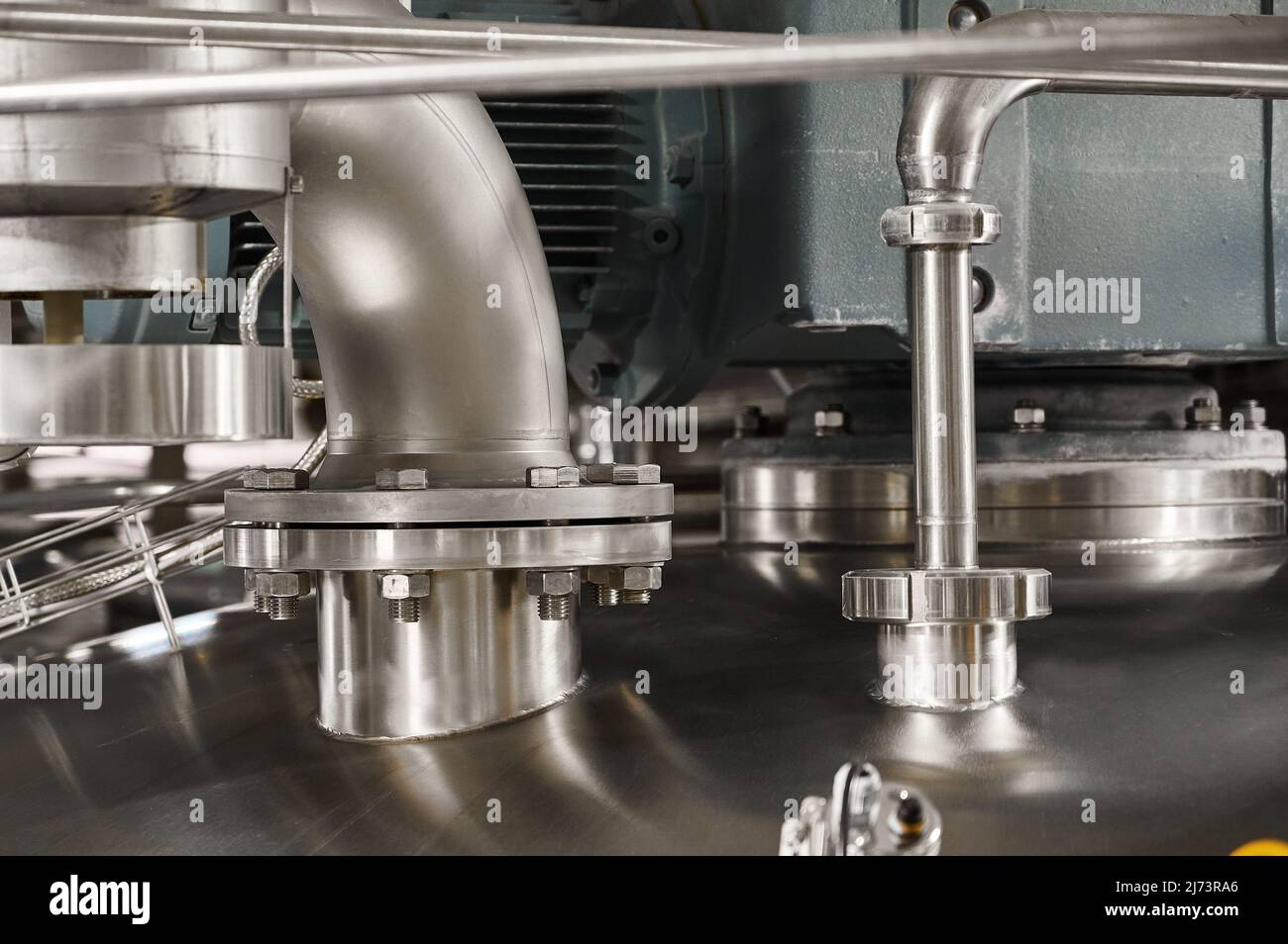 Tuyaux avec brides sur la citerne pour produits laitiers fermentés Banque D'Images