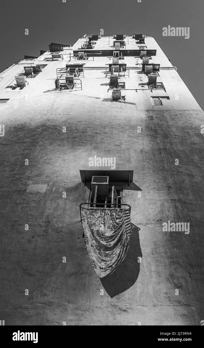 Vue sur le mur d'un bâtiment avec linge suspendu et climatisation. Banque D'Images