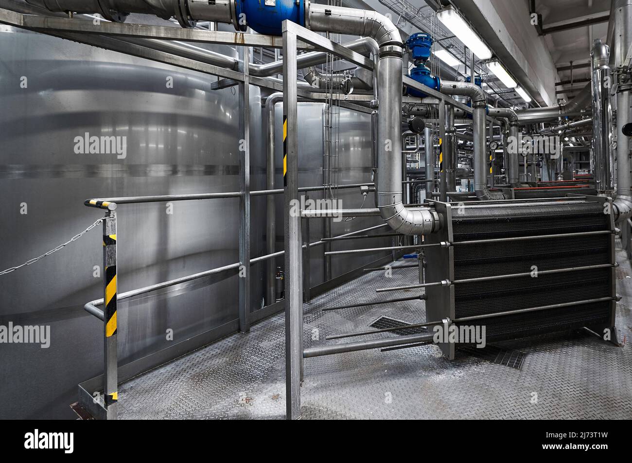 Réservoirs en acier inoxydable et unité d'échange thermique à l'usine Banque D'Images