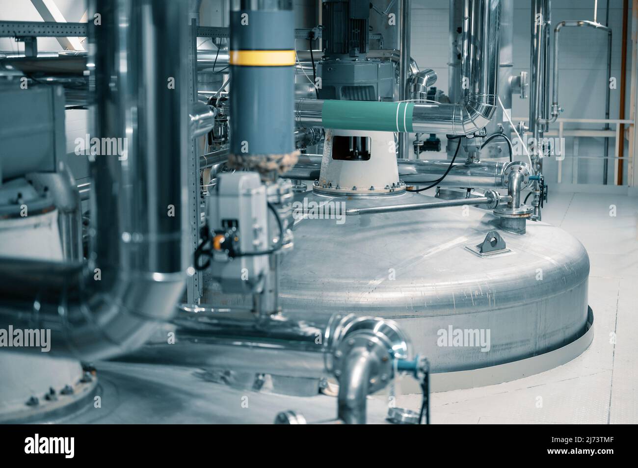 Grand réservoir avec liquides agressifs traités en atelier Banque D'Images