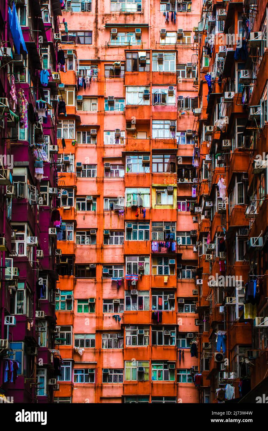 Les vieux bâtiments résidentiels verticaux, petits et violets et orange, de Hong Kong forment une rue à l'impasse Banque D'Images