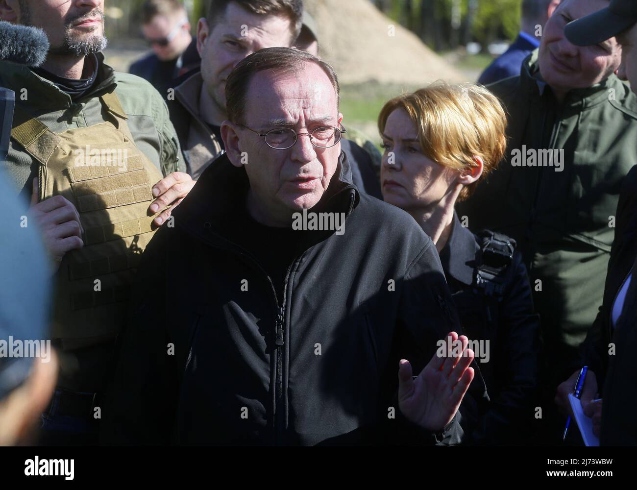 Le ministre polonais de l'intérieur et de l'Administration, Mariusz Kaminski (C), est vu lors d'une visite à l'aérodrome de Hostomel, après les batailles avec les troupes russes. (Photo de Pavlo Gonchar / SOPA Images / Sipa USA) Banque D'Images