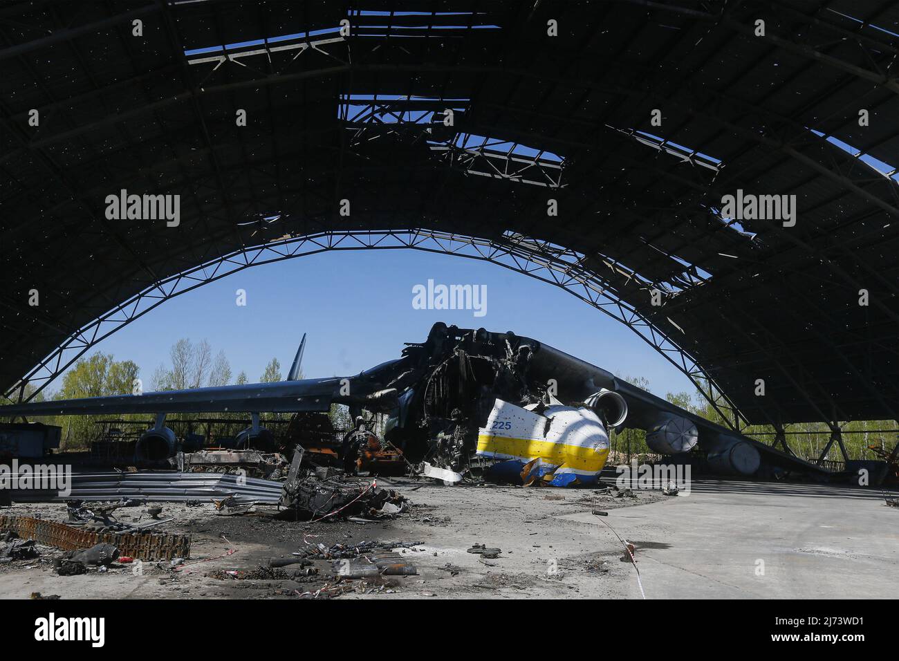 Un hangar avec un avion cargo Antonov an-225 Mriya détruit est vu après les batailles avec les troupes russes à l'aérodrome de Hostomel dans la région de Kiev. (Photo de Pavlo Gonchar / SOPA Images / Sipa USA) Banque D'Images