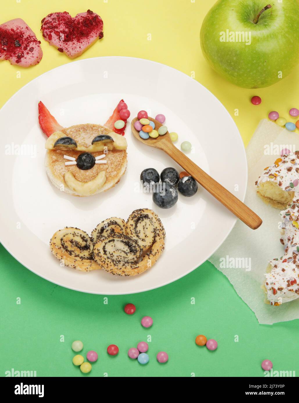 Des toasts sains pour les enfants sur fond coloré. Idée de petit déjeuner sain. Déjeuner ludique. Vue de dessus, plan d'appartement Banque D'Images