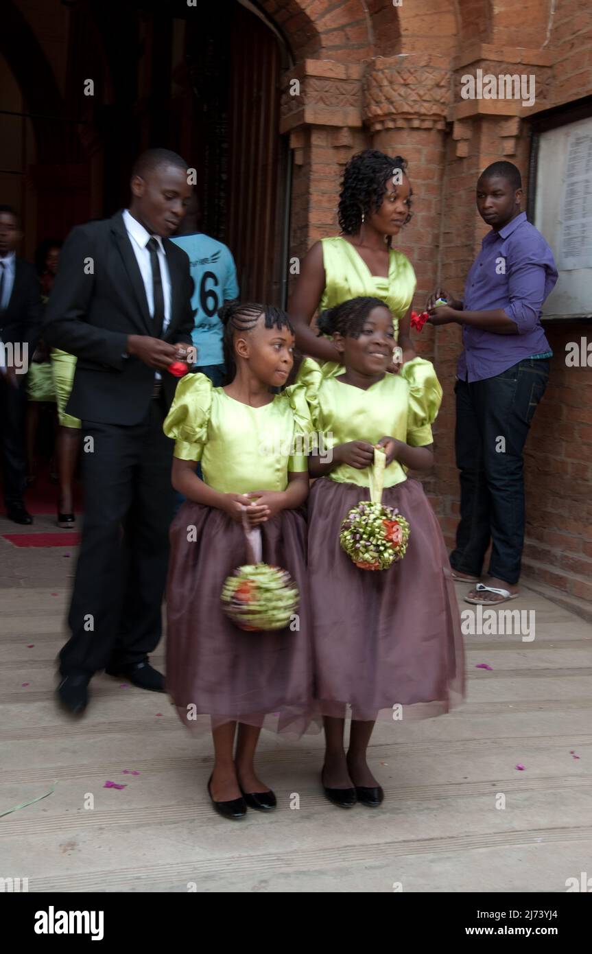 Bridesmaides, cérémonie de mariage, Église presbytérienne de Saint Michel et de tous les Anges, Mission de Blantyre, Blantyre, Malawi, Afrique. C'était le premier Chris Banque D'Images