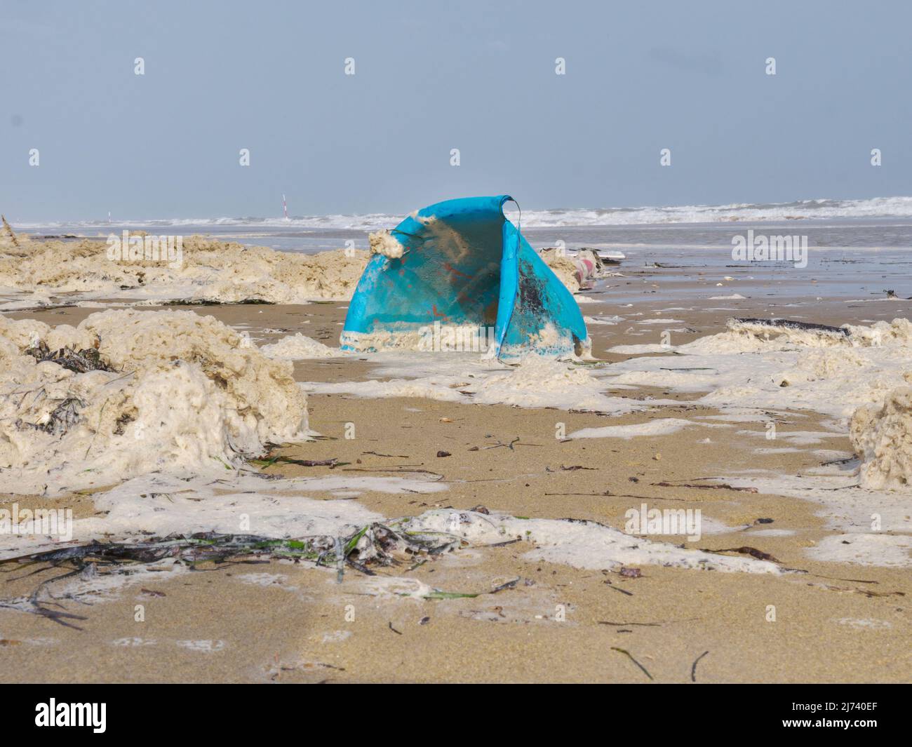 la photo montre les déchets de plastique à côté de la plage/pollution de la mer Banque D'Images