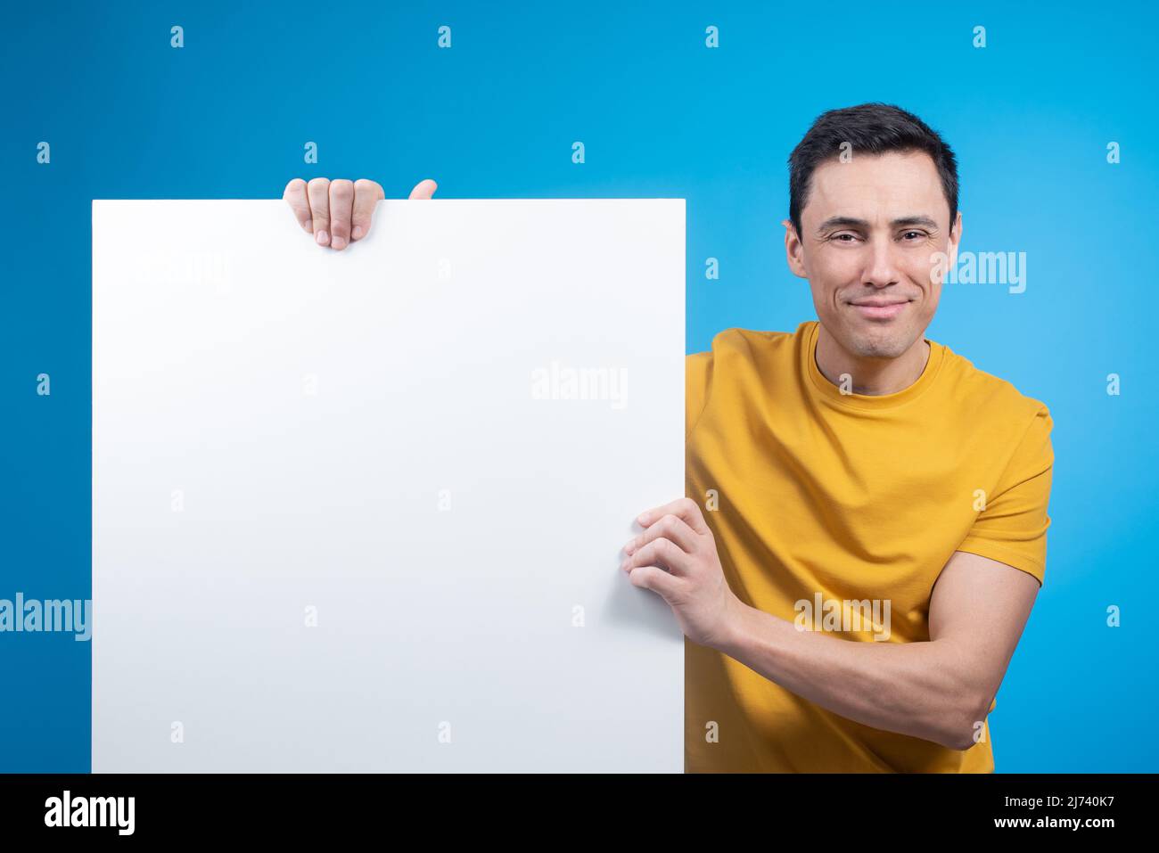 Adorable modèle masculin avec grande bannière blanche Banque D'Images
