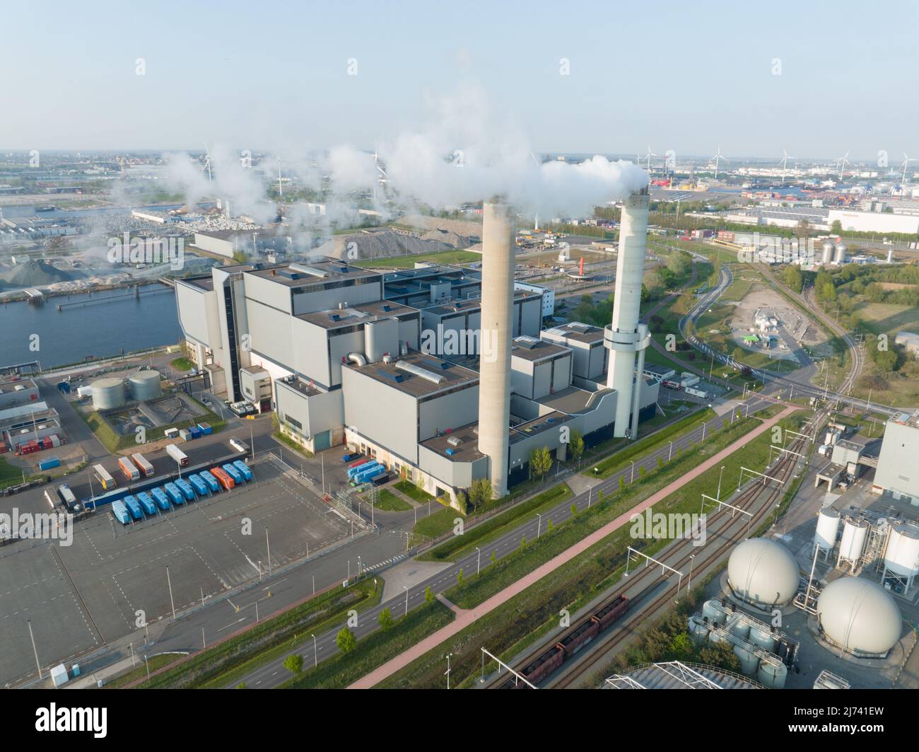 Amsterdam, 23th avril 2022, pays-Bas, usine de traitement de l'incinération des déchets de cheminée à fumer. Générateur électrique Banque D'Images